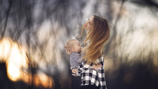 Una fotógrafa busca normalizar la lactancia materna con una serie de fotos al aire libre