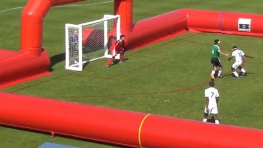 Futbolista no vidente hace un golazo "maradoniano"