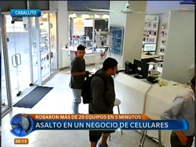 Robo exprés: en pocos minutos se llevaron dinero y 20 de los celulares más caros