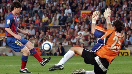 Se cumplen diez años del primer gol de Messi en el Barcelona