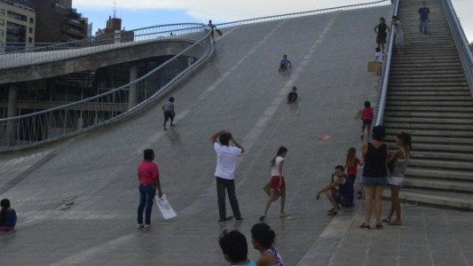 Colocan antideslizante para evitar el "culipatín" en el techo de un centro cultural