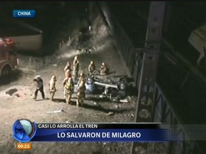 Volcó sobre las vías y lo rescataron antes de que pasara el tren