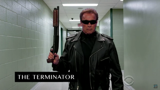 Mirá a Schwarzenegger parodiar sus mejores películas en 6 minutos