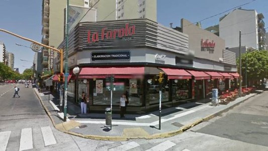 Vestidos de mozos asaltaron un restaurante en Olivos