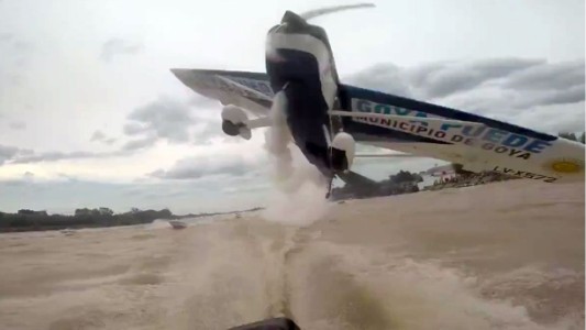 Corrientes: un avión les pasó a centímetros de la cabeza en el río
