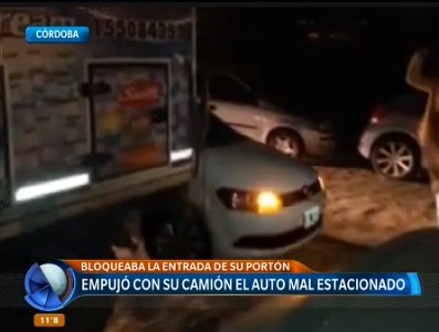 Empujó con su camión un auto mal estacionado