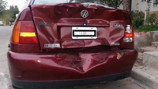 Chocó dos autos cuando rendía el examen de conducir