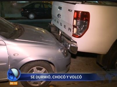 Se durmió, chocó y volcó