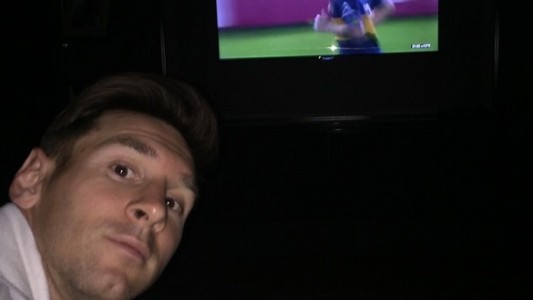 La foto de Messi mirando el Superclásico desde España