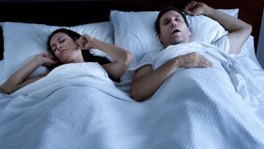 Cuatro sencillos ejercicios ayudan a rudicir los ronquidos