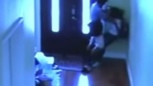 Video: un violador siguió a una adolescente e intentó abusar de ella en su domicilio