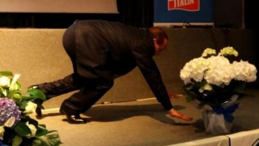 El tropezón de Berlusconi que es furor en las redes sociales