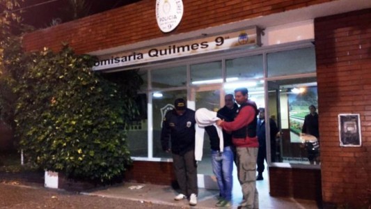 Tenía arresto domiciliario, fue a jugar al fútbol y terminó detenido