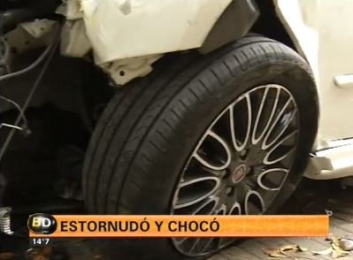 Estornudó, perdió el control y chocó