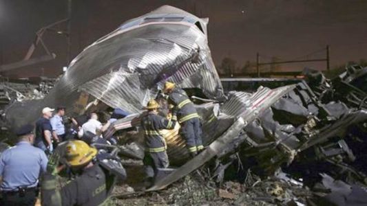 Al menos cinco muertos y 65 heridos al descarrilar un tren en Filadelfia