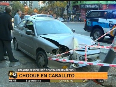 Chocó con un semáforo, bajó del auto y se fue
