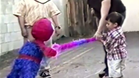 Un nene tenía que romper su piñata de Spiderman pero terminó abrazándola