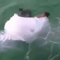 Por un ritual, una novia casi se ahoga en su propio vestido