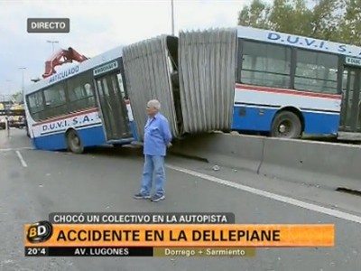 Un colectivo articulado quedó sobre el muro de contención de la Dellepiane