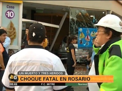 Un auto se metió en un local de comidas rápidas, mató a un cliente e hirió a otros tres