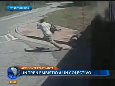 Un colectivo embestido por un tren y visto desde dentro