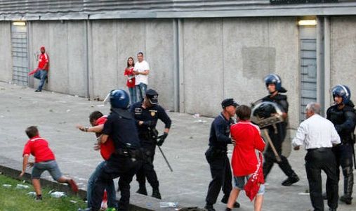 Feroz golpiza de un policía a un hincha del Benfica delante de sus dos niños