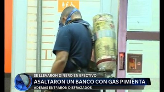 Arrojando gas pimienta y disfrazados de rabinos, robaron un banco