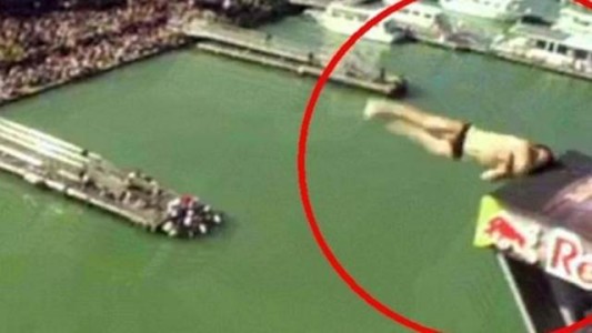 Un clavadista se golpeó la cabeza y cayó desde 27 metros de altura