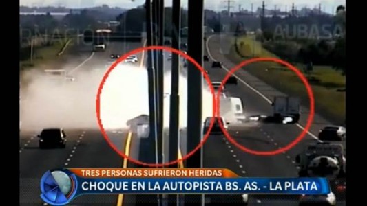 Choque y vuelco espectacular en la autopista