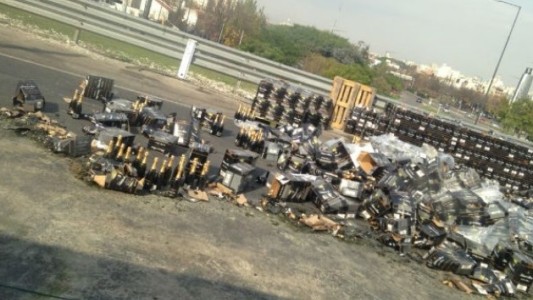 Caos y burbujas: volcó camión con 6 mil cajas de champagne en General Paz