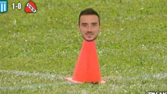 Los afiches de Racing con cargadas a Independiente no se hicieron esperar