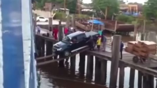 Un verdadero "malabarista" logra entrar su camioneta en un barco