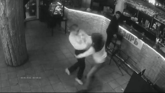 Una camarera noqueó a un hombre que quiso propasarse