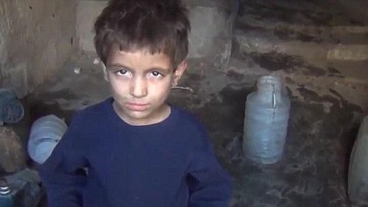 Estremecedor video de un nene sirio: "Tengo tanto hambre que comí pasto"