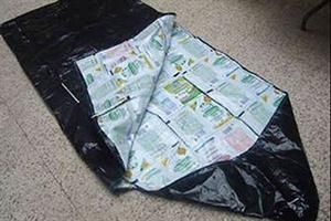 Mar del Plata: arman abrigos con sachets de leche para personas que viven en la calle