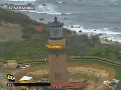 Impresionante operativo para trasladar un faro que quedó al borde de acantilados