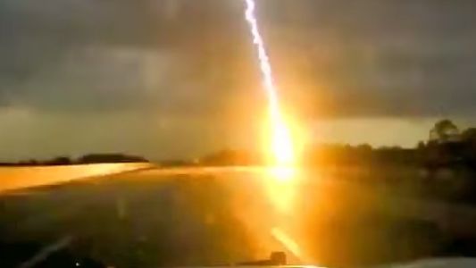 La cámara de un patrullero grabó el momento exacto en que cae un rayo