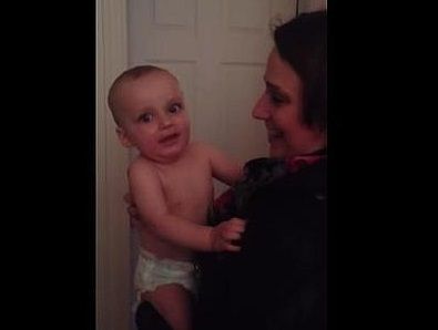 Mirá cómo reacciona este bebé al conocer a la gemela de su mamá
