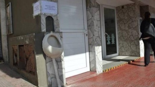 Instaló un mingitorio en la puerta porque le orinaban la vereda
