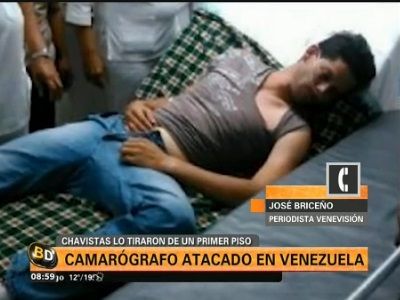 Arrojan desde un segundo piso a un camarógrafo que grababa una protesta en Venezuela