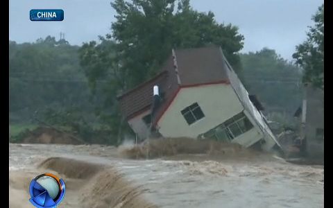 China: la inundación se llevó una casa