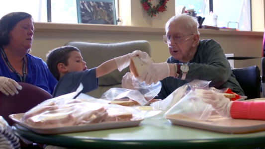 Una guardería en un geriátrico se transforma en una experiencia conmovedora