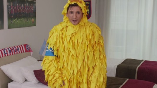 Parodia: Messi celebra el Día del Padre saludando a su hijo