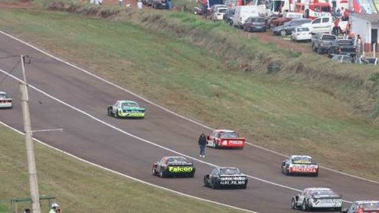 Insólito: una mujer se metió en la pista durante una carrera y caminó entre los autos