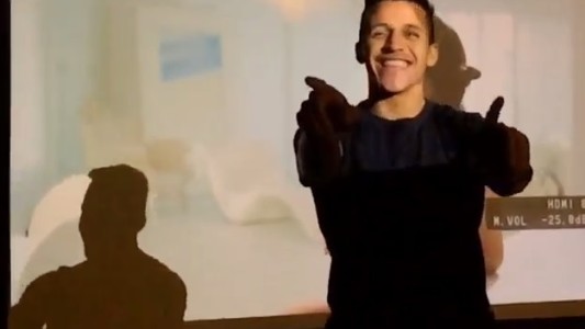 Alexis Sánchez sube un video cantando y bailando reggaeton