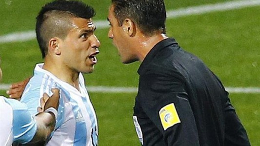 La respuesta del árbitro a Agüero por las faltas de los colombianos: "Esto es América, chicos"