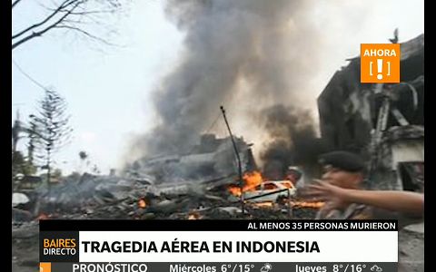 Cayó un avión en una zona residencial de la isla de Sumatra