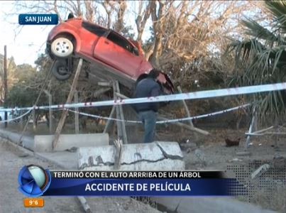 Impactante choque: un joven terminó con su auto sobre un árbol