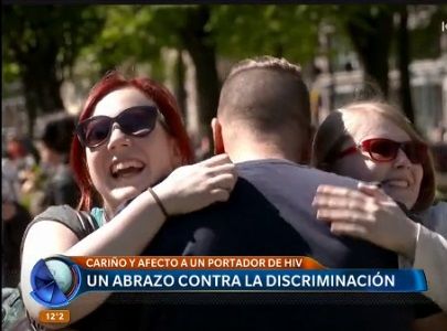 Portador de VIH pide abrazos en la calle, la reacción de la gente