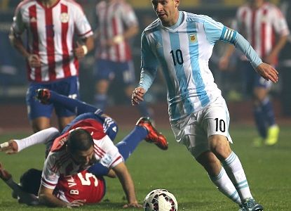 El detrás de escena de la foto en la que Messi dejó desparramado a dos paraguayos